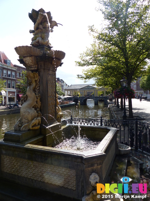 FZ019742 Fountain on Vismarkt by New Rhine Leiden